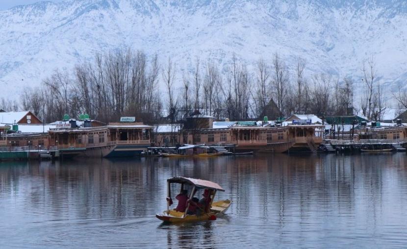 Family-Friendly Kashmir Houseboat Packages